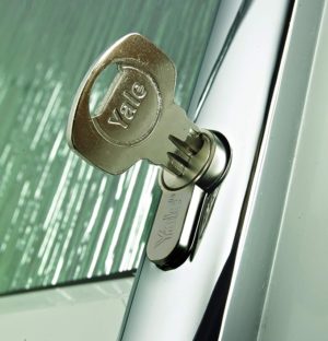 Yale Euro Double Cylinder, 3 Keys Supplied, Standard Security, Boxed, Suitable for All Door Types, Nickel Finish, 40:10:40 (90 mm)